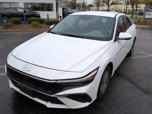 2024 Hyundai ELANTRA SE