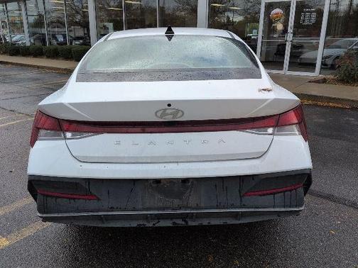 2024 Hyundai ELANTRA SE