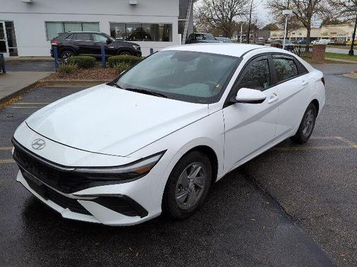 2024 Hyundai ELANTRA SE