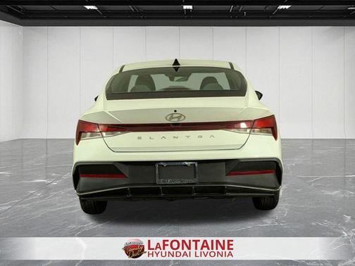 2024 Hyundai ELANTRA SE