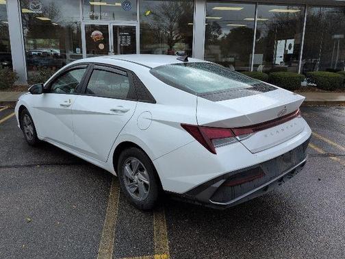 2024 Hyundai ELANTRA SE