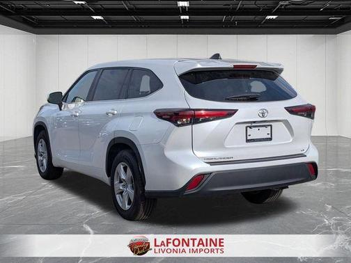 Pearl 2024 Toyota Highlander LE
