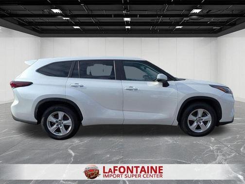 Pearl 2024 Toyota Highlander LE