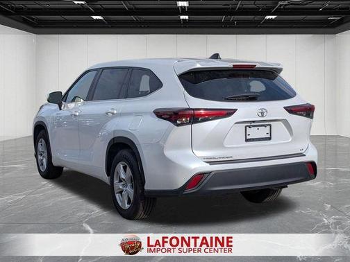 Pearl 2024 Toyota Highlander LE