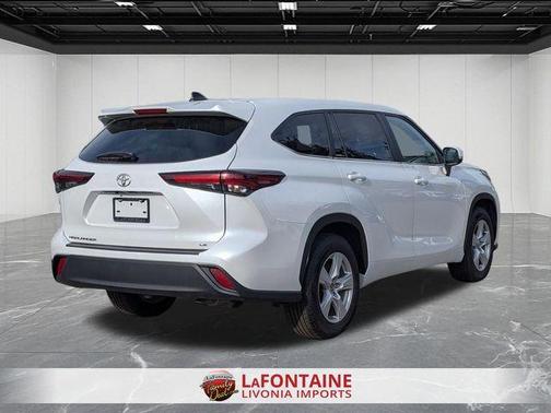 Pearl 2024 Toyota Highlander LE