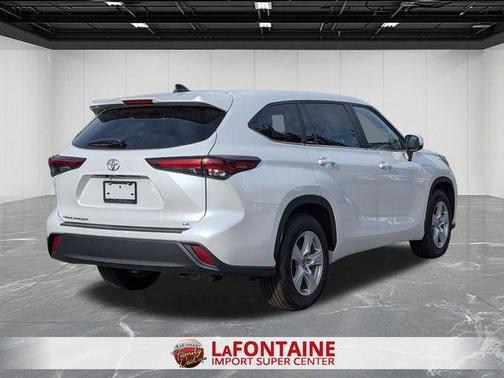 Pearl 2024 Toyota Highlander LE