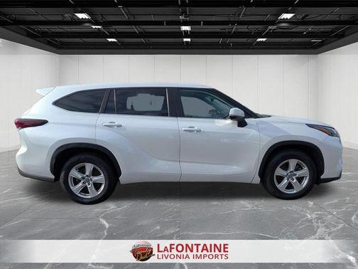 Pearl 2024 Toyota Highlander LE