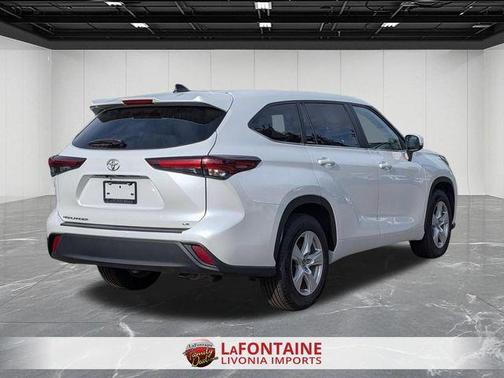 Pearl 2024 Toyota Highlander LE