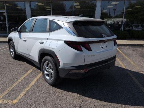 White Pearl 2023 Hyundai TUCSON SE