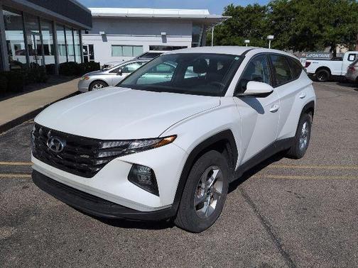 White Pearl 2023 Hyundai TUCSON SE