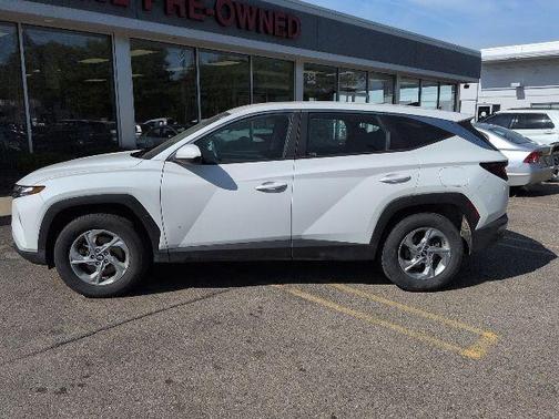 White Pearl 2023 Hyundai TUCSON SE