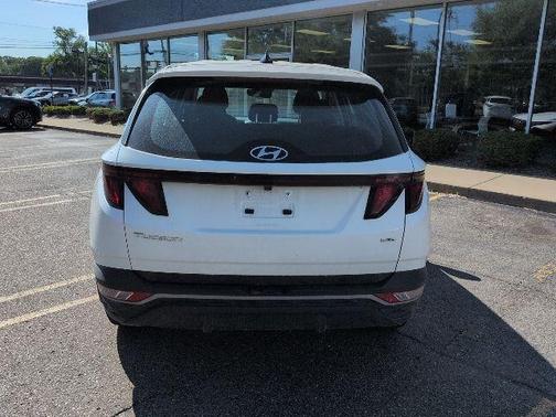 White Pearl 2023 Hyundai TUCSON SE
