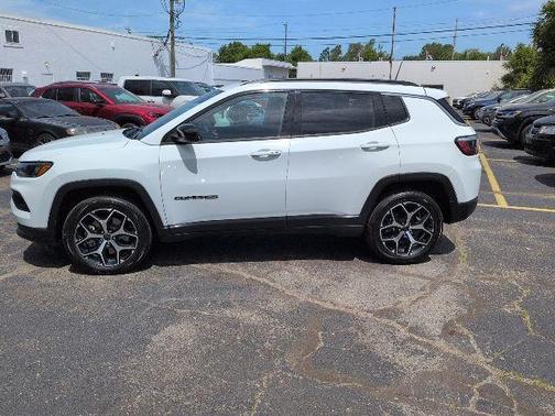 Bright White Clearcoat 2025 Jeep Compass Latitude