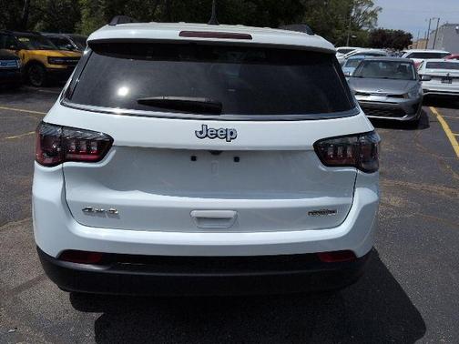 Bright White Clearcoat 2025 Jeep Compass Latitude