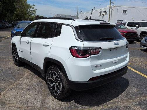 Bright White Clearcoat 2025 Jeep Compass Latitude