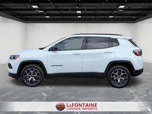 Bright White Clearcoat 2025 Jeep Compass Latitude