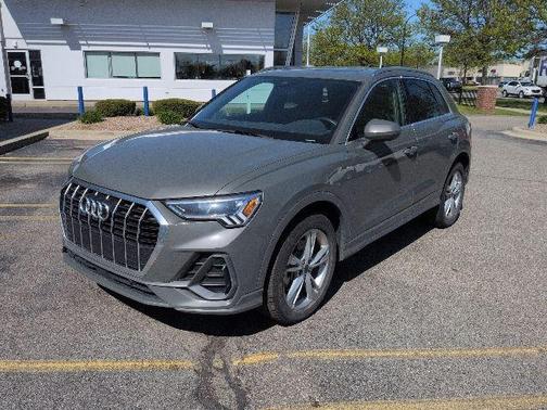 Chronos Gray Metallic 2023 Audi Q3 45 S line Premium