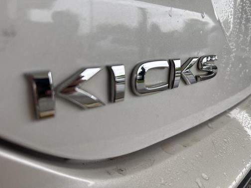 2021 Nissan Kicks SR