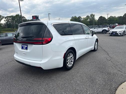 Bright White Clearcoat 2023 Chrysler Pacifica Touring L FWD