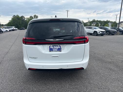 Bright White Clearcoat 2023 Chrysler Pacifica Touring L FWD