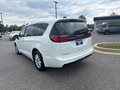 Bright White Clearcoat 2023 Chrysler Pacifica Touring L FWD