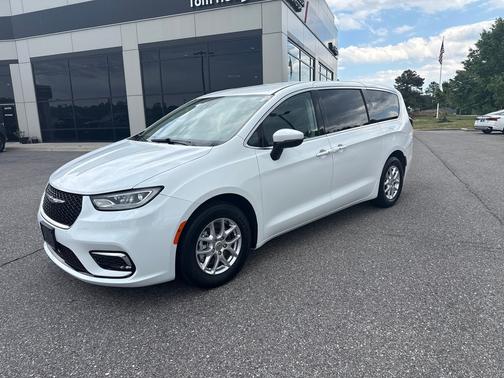 Bright White Clearcoat 2023 Chrysler Pacifica Touring L FWD