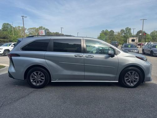 2021 Toyota Sienna XLE