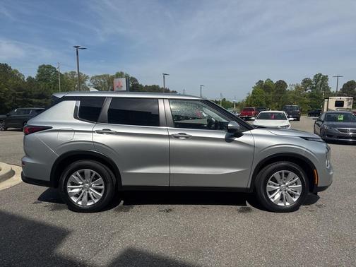 2025 Mitsubishi Outlander ES