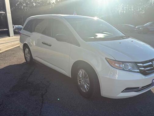 White Diamond Pearl 2016 Honda Odyssey 5dr LX