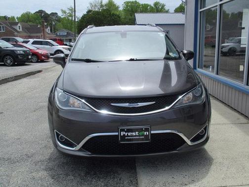Photo 3 of 24 of 2020 Chrysler Pacifica Touring-L