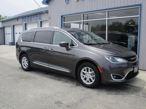 Photo 2 of 24 of 2020 Chrysler Pacifica Touring-L