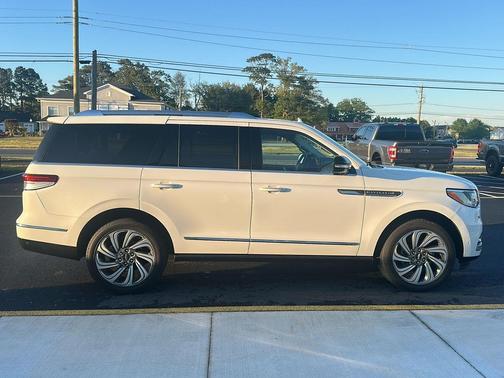 Pristine White Metallic Tri-Coat 2024 Lincoln Navigator Premiere