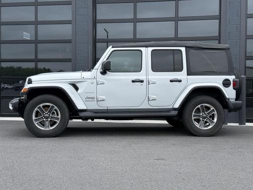 Silver Zynith Clearcoat 2023 Jeep Wrangler 4-Door Sahara 4x4
