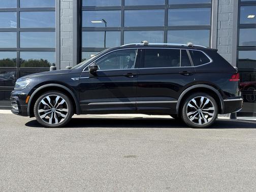 Deep Black Pearl 2021 Volkswagen Tiguan 2.0T SEL R-Line 4MOTION