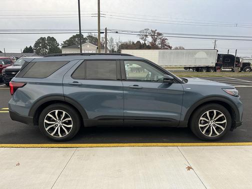 2025 Ford Explorer ST-Line