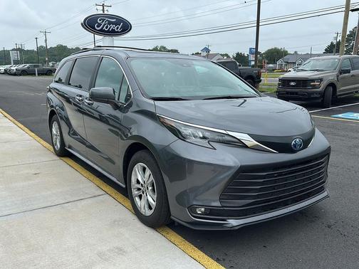 Magnetic Gray Metallic 2025 Toyota Sienna XLE