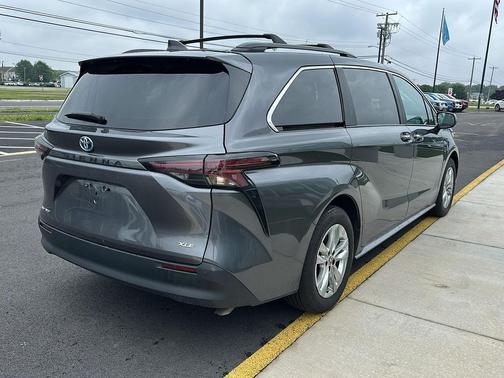 Magnetic Gray Metallic 2025 Toyota Sienna XLE