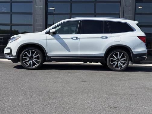 Platinum White Pearl 2022 Honda Pilot Touring 8-Passenger