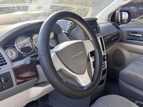 2010 Chrysler Town & Country New LX