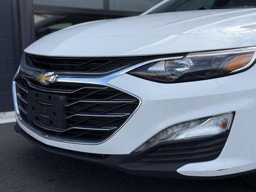 Summit White 2023 Chevrolet Malibu FWD 1LT