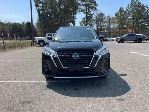 Super Black 2025 Nissan Kicks Play S