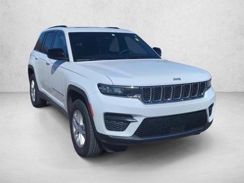 Bright White Clearcoat 2025 Jeep Grand Cherokee Laredo