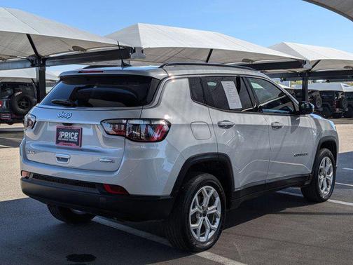 Silver Zynith Metallic Clearcoat 2025 Jeep Compass Latitude
