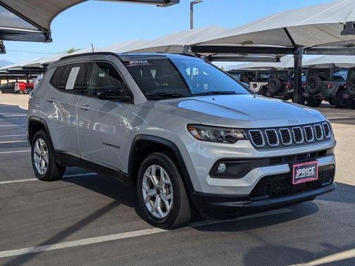 Silver Zynith Metallic Clearcoat 2025 Jeep Compass Latitude