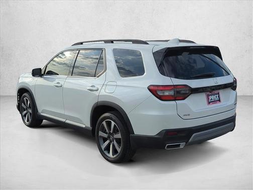 White 2023 Honda Pilot Touring 8-Passenger