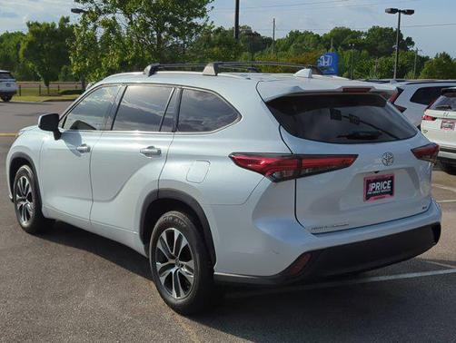 Wind Chill Pearl 2022 Toyota Highlander XLE