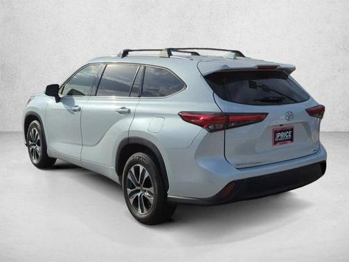 Wind Chill Pearl 2022 Toyota Highlander XLE
