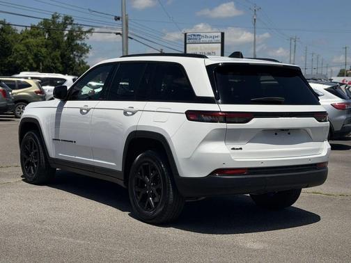 Bright White Clearcoat 2024 Jeep Grand Cherokee Altitude