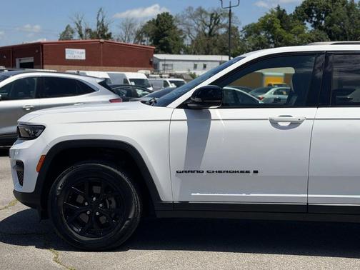 Bright White Clearcoat 2024 Jeep Grand Cherokee Altitude