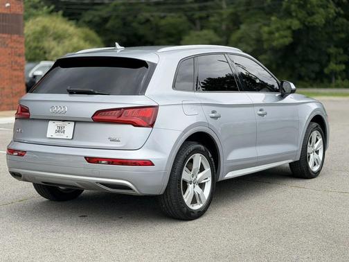 Florett Silver Metallic 2018 Audi Q5 2.0T Premium